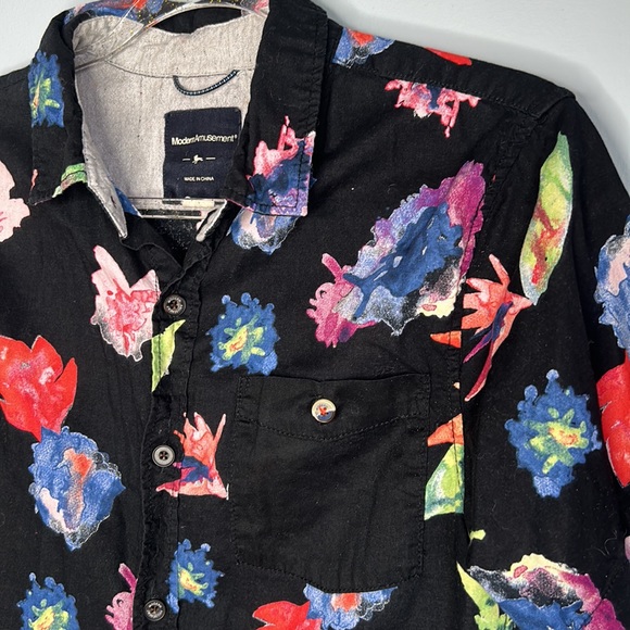 Modern Amusement Floral Pocket Front Short Sleeve Button Down Size S ๐ธ - Picture 2 of 5